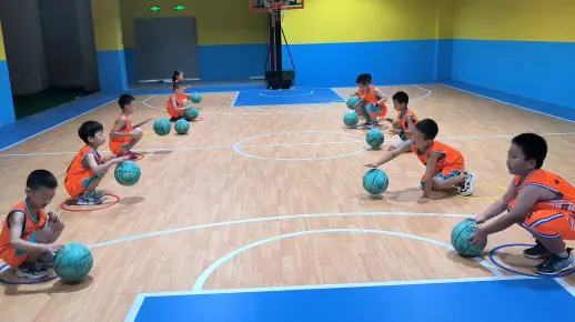 儿童篮球教学训练03原地运球