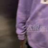 萌娃电梯里想摸小狗，一句话暴露了直男性格，网友：他甚至觉得这狗是姐姐，也不怀疑你是阿姨