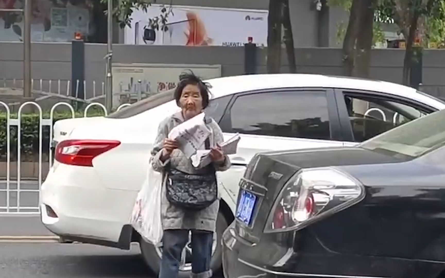 心酸！87岁老人为筹钱给儿子治病，在车流中穿行卖报纸
