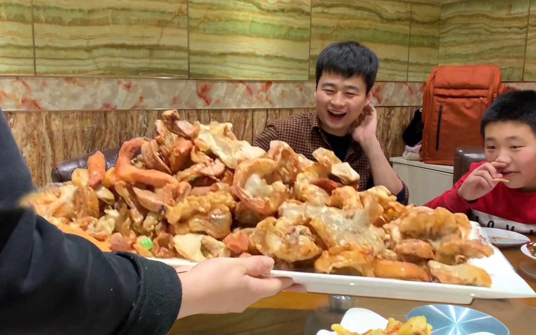 东北小县城的菜量无敌了，178元摆了一大桌子，7个人愣是没吃完？
