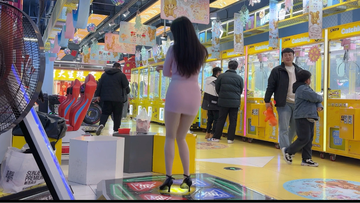 粉色包臀裙跳舞机，肉肚肚微胖小姐姐