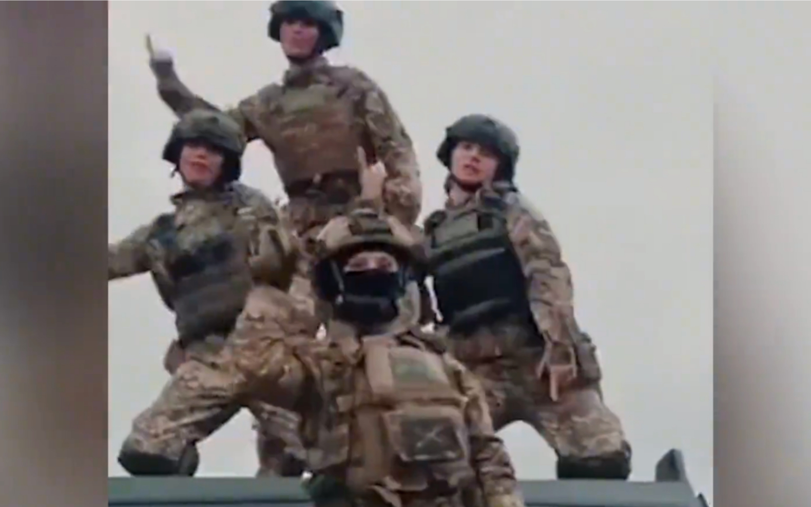 俄乌之战真实画面，乌克兰女兵车顶跳舞，实际下场却惨不忍睹