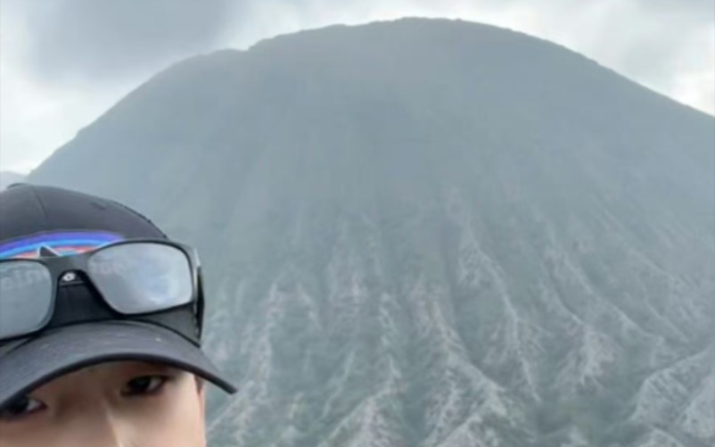 放在全世界都相当炸裂，JYP内娱艺人姚琛直播爬活火山，在线帮粉丝许愿