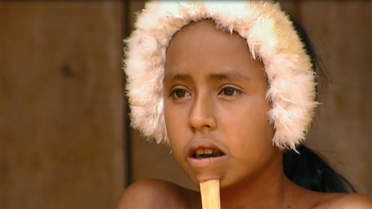 揭秘：亚马逊最神秘的种族，下巴插16厘米棍子，自称月亮之子