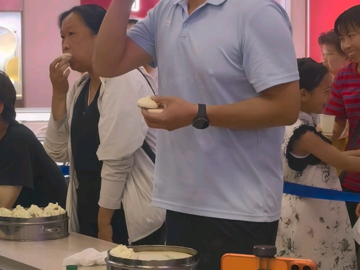 和“职业选手”一起吃包子