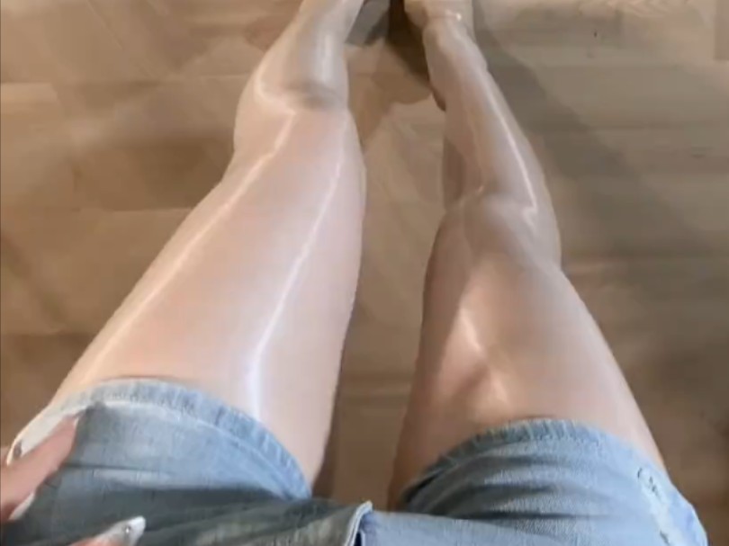 Who can resist glowing legs?
