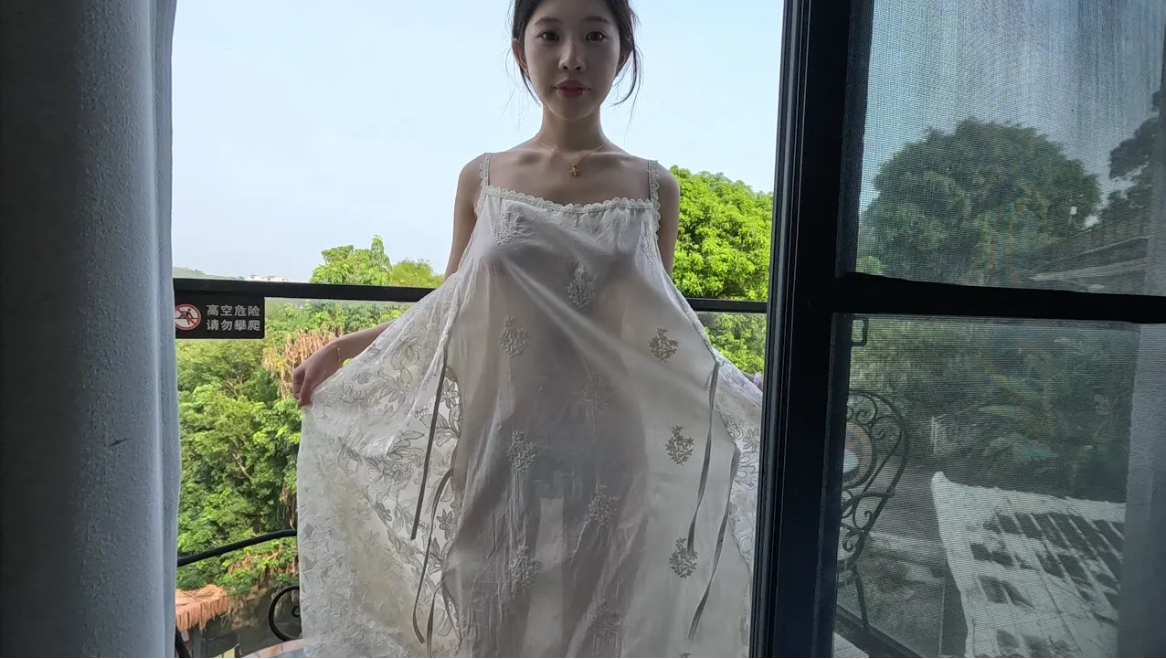 可爱的贝贝来啦，今天给大伙试穿一款proudfox设计的白色连衣裙