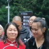 鱼峰山公园二美女和一男打三角灶山歌