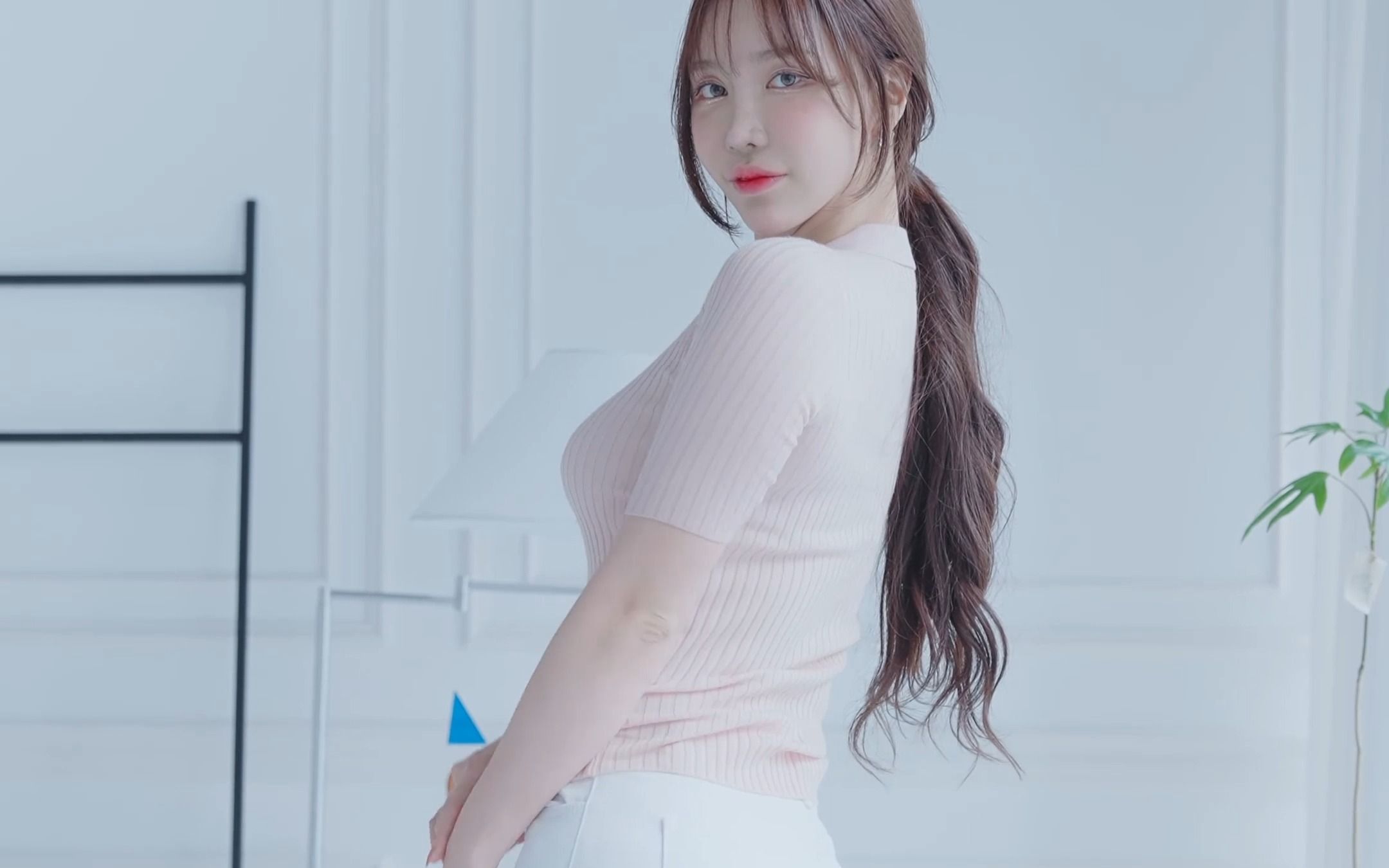 Miss KYUL's figure-flattering outfit with snow-white jeans