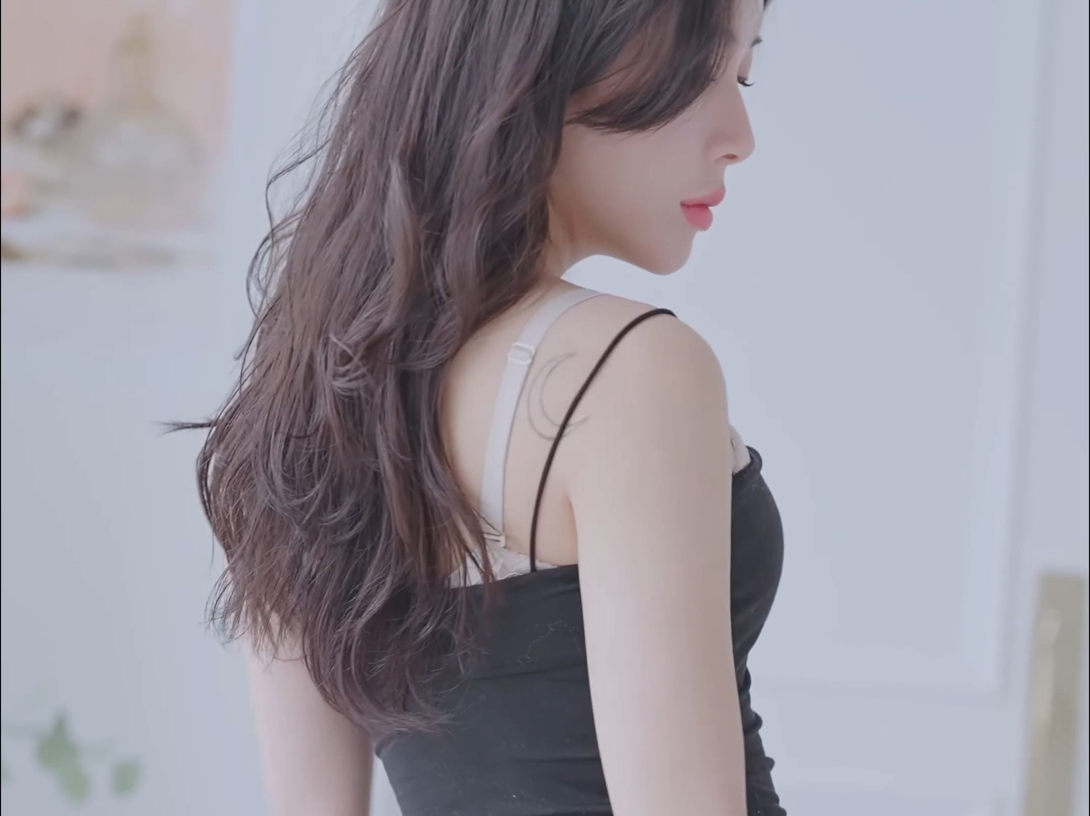 Miss ChoiApple's airy black outfit