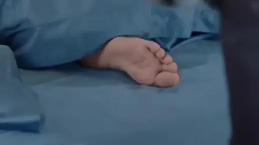 影视剪辑：女孩上夜班商场睡着遭男孩挠脚心戏耍