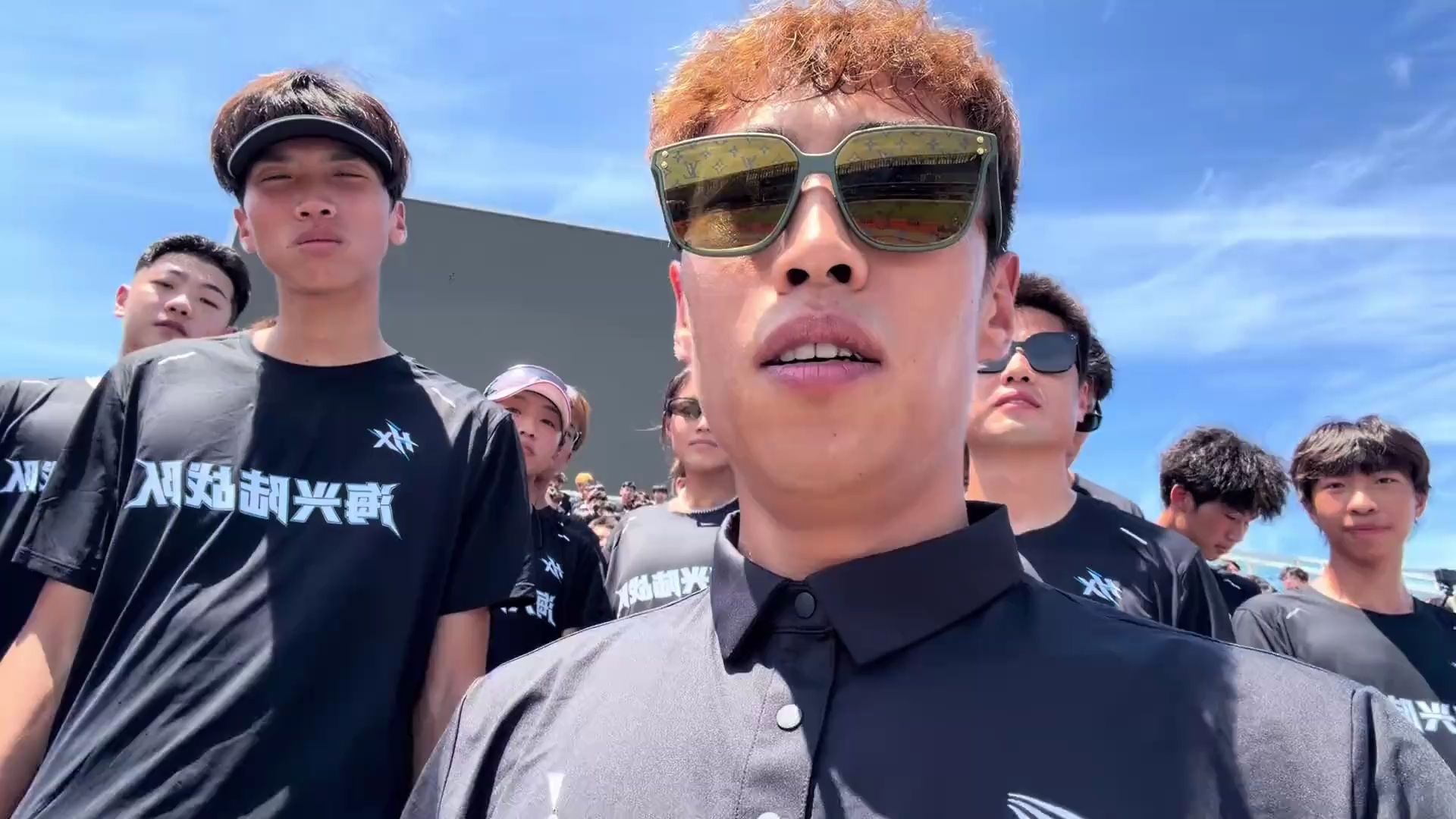 大声喊出来！我们是谁！