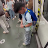 懂事又细心！小男孩不慎将饮料洒在地铁车厢，主动掏出纸巾擦干