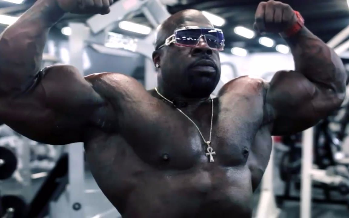 kali muscle 自称"非洲犀牛"的男人卡里在举铁工厂健身房锻炼二头肌