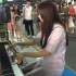 外国小姐姐弹钢琴