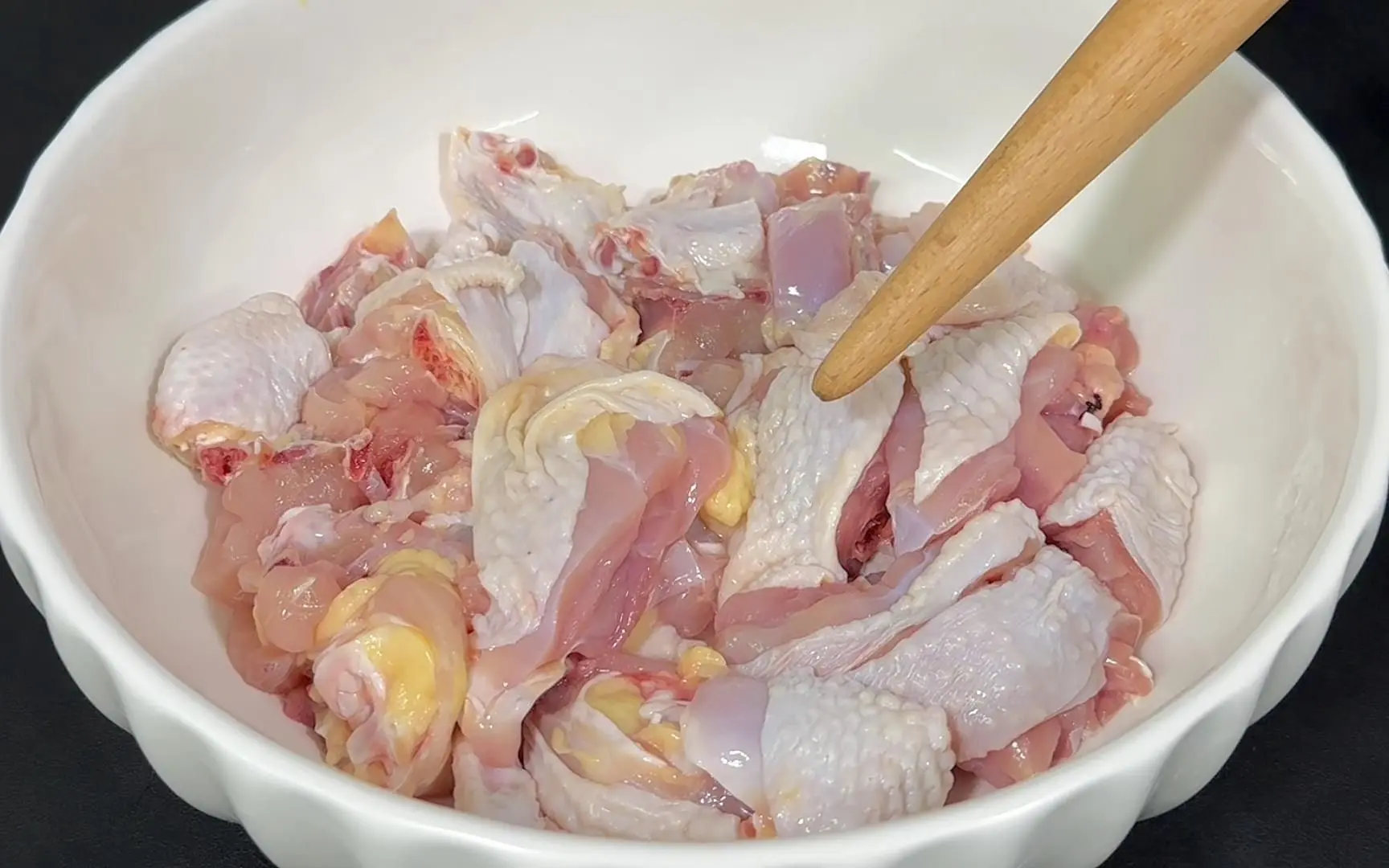 炒鸡肉时，切记不要焯水和直接下锅，教你一招，鸡肉鲜香不腥不柴