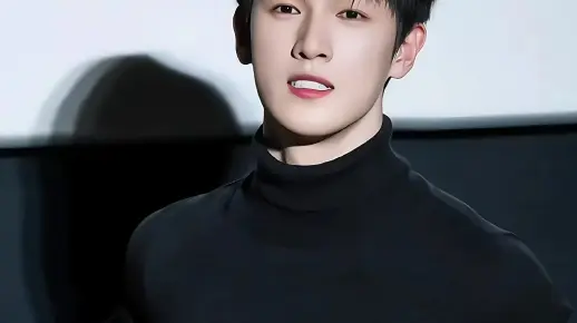 李钧锐把这件衣服焊在身上好吗？