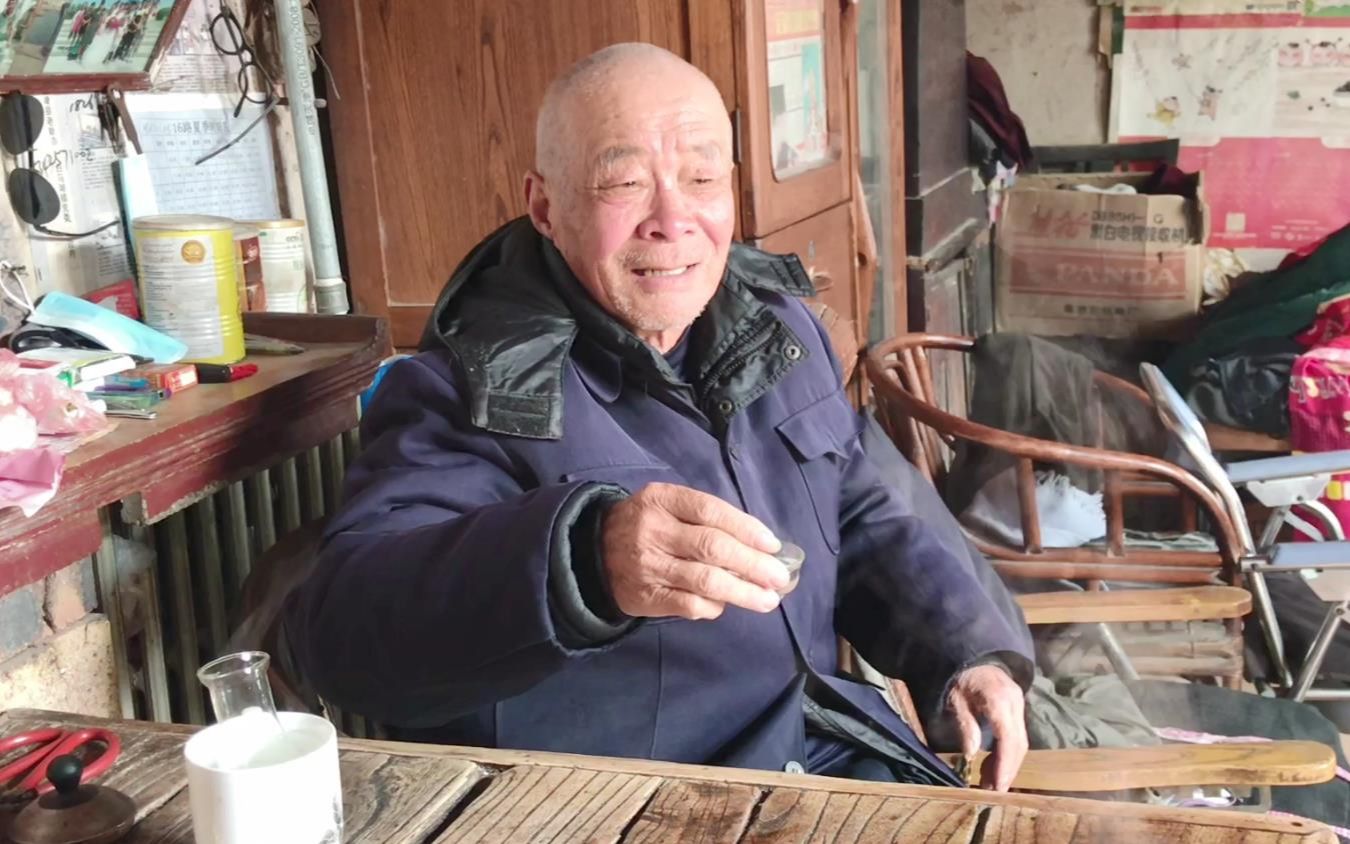 农村79岁大爷收到一份特殊礼物，有酒有肴喝二两，看大爷吃的啥饭
