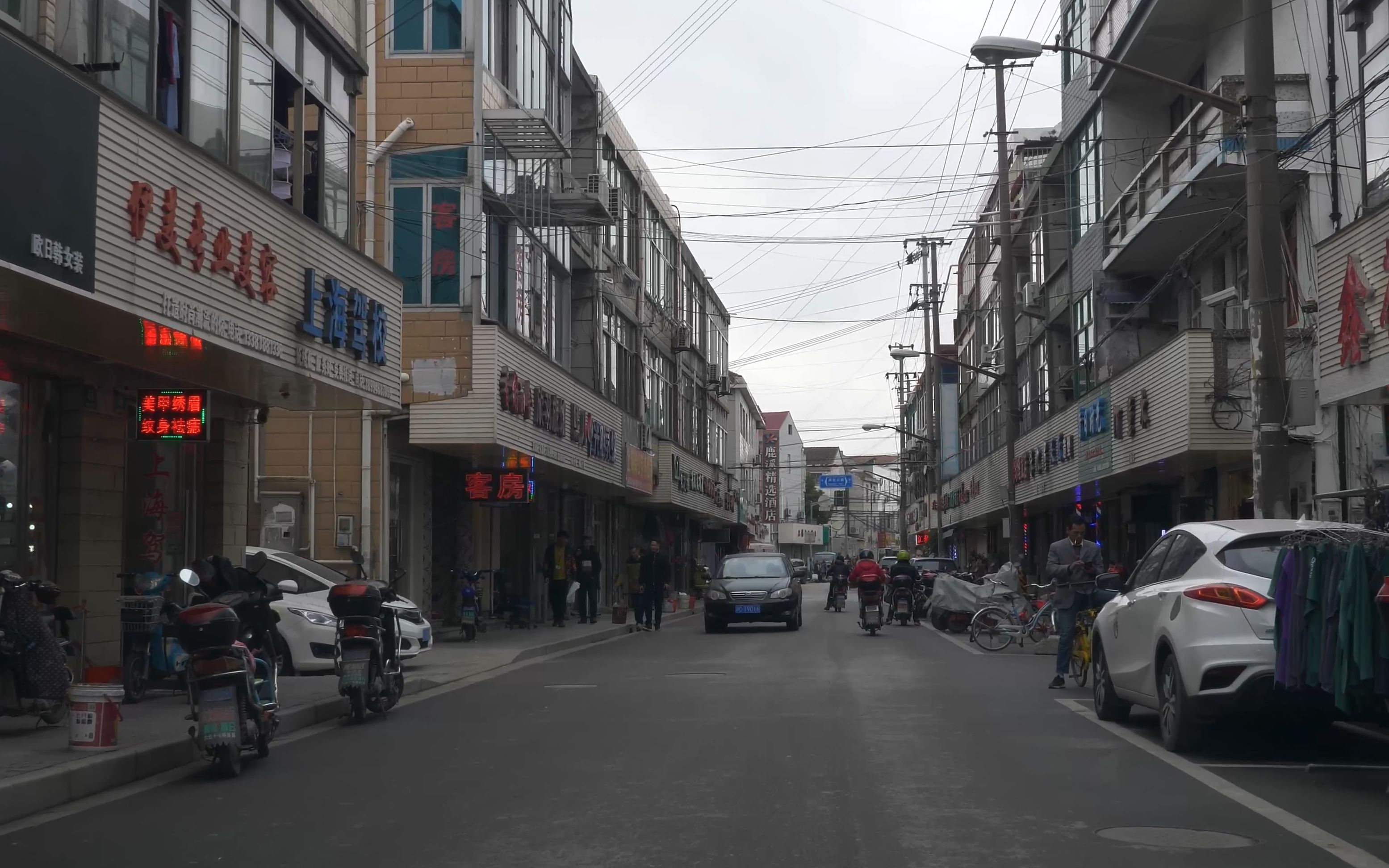 在上海,浦东惠南镇开往六灶镇,带你看看迪士尼那边六灶镇街景_哔哩