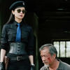 园区女打手牵狗吓唬老乡