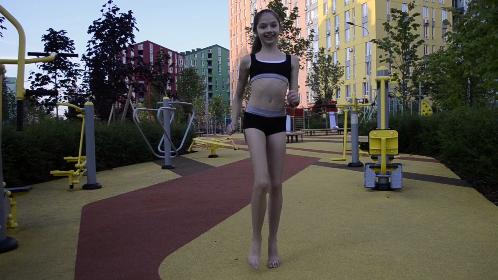 俄罗斯芭蕾体操小美女Danatar的清晨户外紧身裤腿部瑜伽塑形