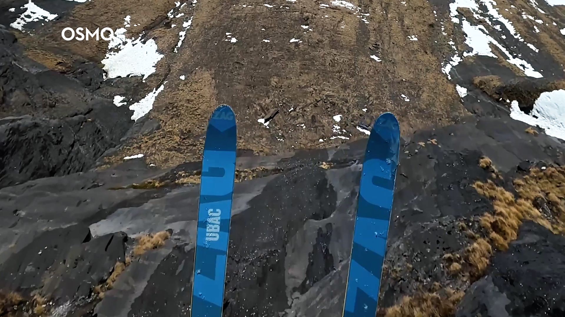 滑雪不看路，一脚踏空直接飞跃悬崖