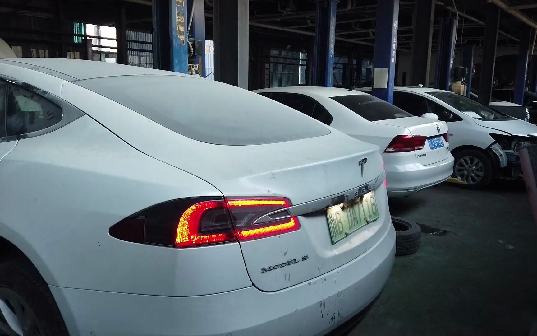 特斯拉Tesla Model S事故车修好了，上电跑一下！