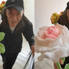 88岁爷爷给95后残疾女孩编手工花当生日礼物，他们的故事令人泪目