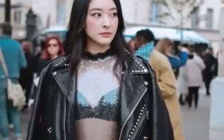 陈滢穿透视上衣黑色bra现身,被龙友包围成全场焦点