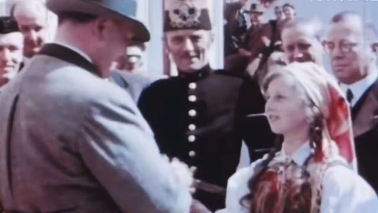 在1938年的维也纳，一名德国小女孩被安排给戈林献花，或许，这个小女孩没想到，戈林在短短几年后会成为拿走上百万人民性命的恶魔