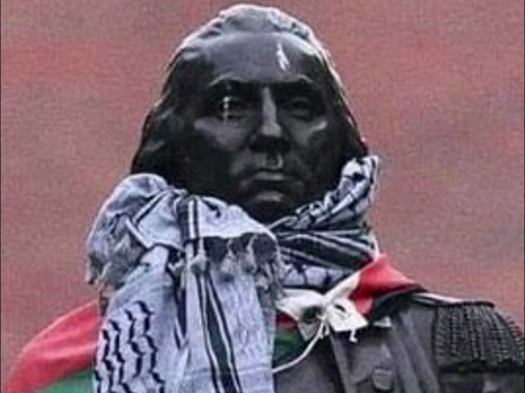 美国“国父”铜像身披巴勒斯坦国旗 与学生一道“加入”挺巴浪潮