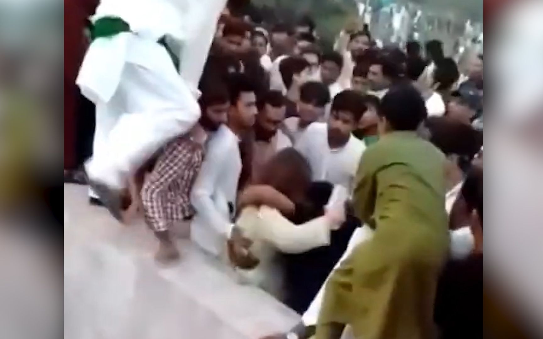 巴基斯坦女子光天化日下遭400名男性骚扰 巴前总理女儿：令人作呕