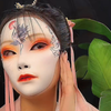 面对生活中的挑战和压力，我们需要拥有足够强大的内心，戴上假面具去面对问题。#面具之下是更美的面具 #面具 #cos面具