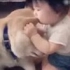 【宠物与婴儿】小宠物被咬疼後迅速轉身，看到是寶寶後做出了另外的舉動