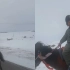 新疆网友偶遇2名少年策马奔腾去上学 寒风中大喊“要迟到了”