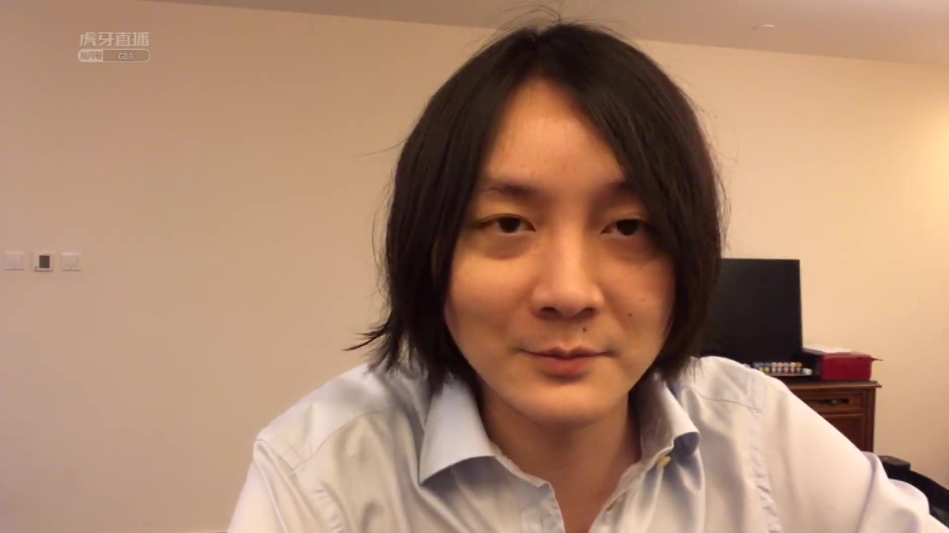 年度最受欢迎主播张大仙领完奖后迫不及待的跟大家