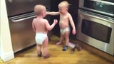 全球爆红 双胞胎婴儿火星语对话