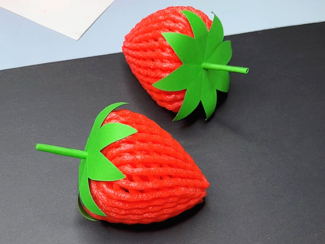 家里的水果网不要扔掉，可以制作可爱的小草莓，快跟小朋友一起来试试吧