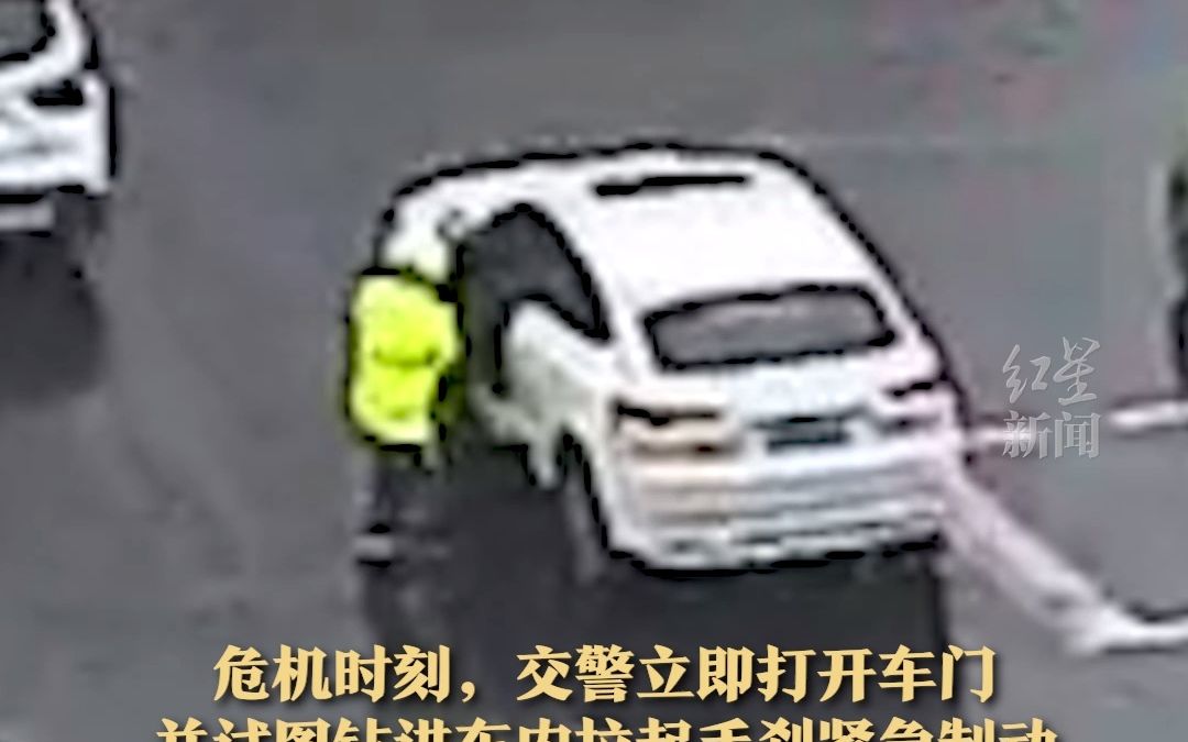 司机突发疾病车辆失控，执勤交警冒险钻车窗拉手刹。也为这位出租车司机点赞！