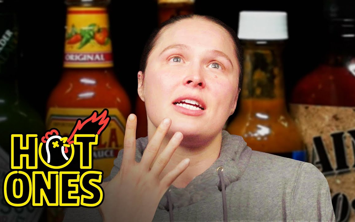 【4K】Hot Ones :隆达罗西挑战超辣鸡翅 分享自己喜欢的游戏等哔哩哔哩bilibili