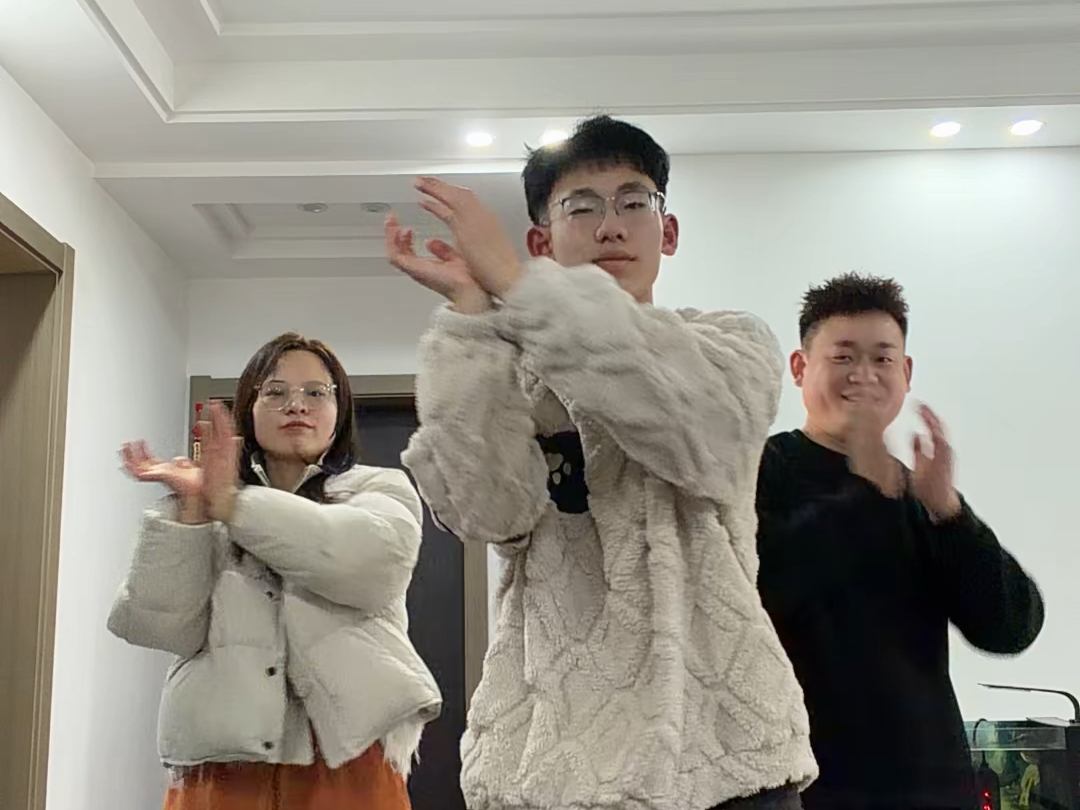 来一组舞蹈，热乎刚学的，还没有学会