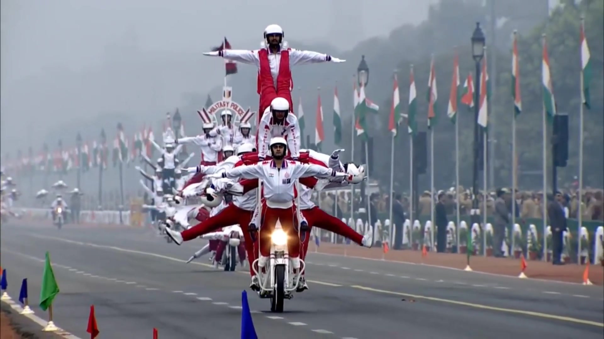 印度建军节70周年阅兵式 再现摩托车叠罗汉特技-凤凰网视频-最具媒体品质的综合视频门户-凤凰网