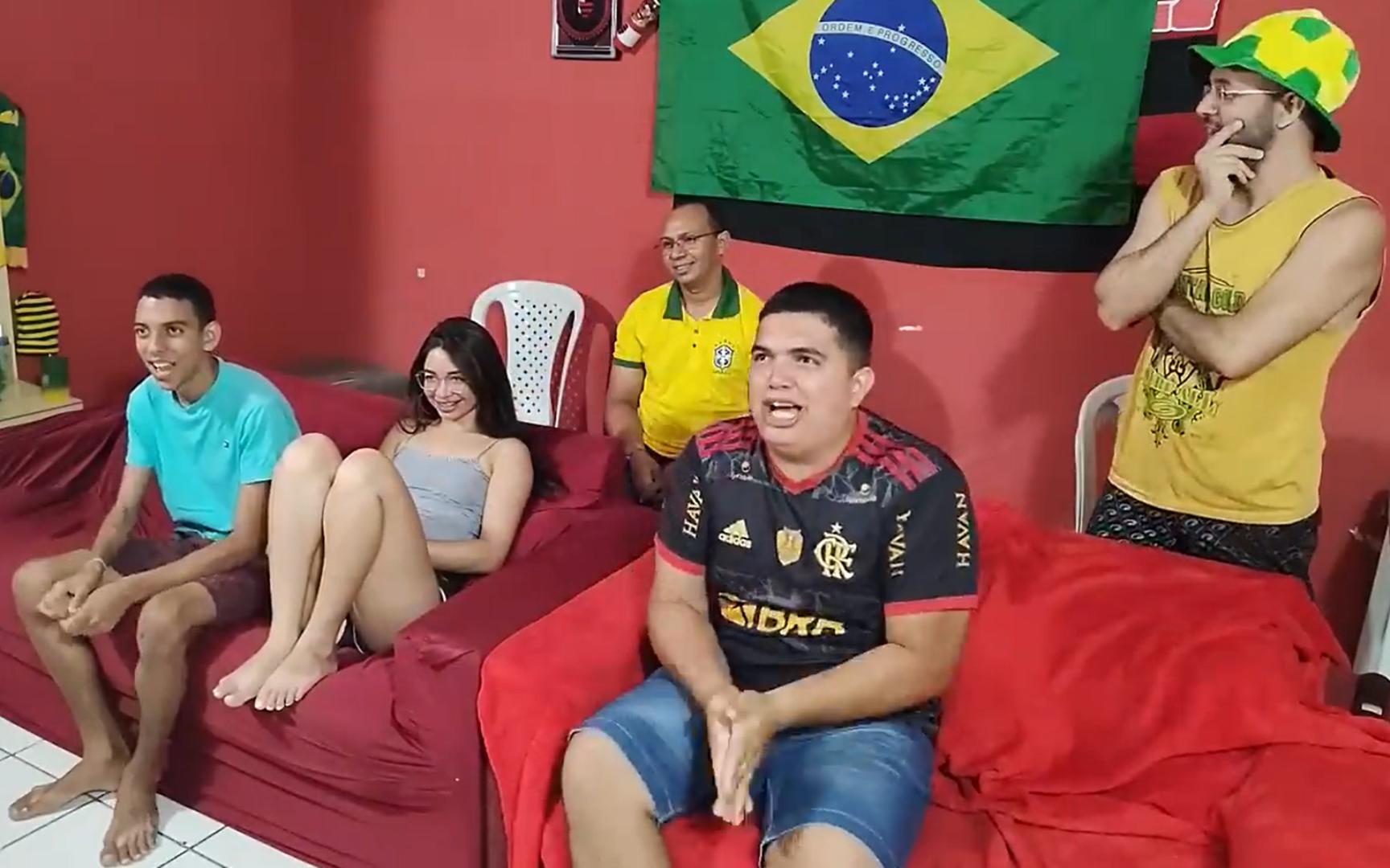 效果拉满，巴西球迷观看世界杯决赛阿根廷VS法国时的反应，看看他们都支持谁