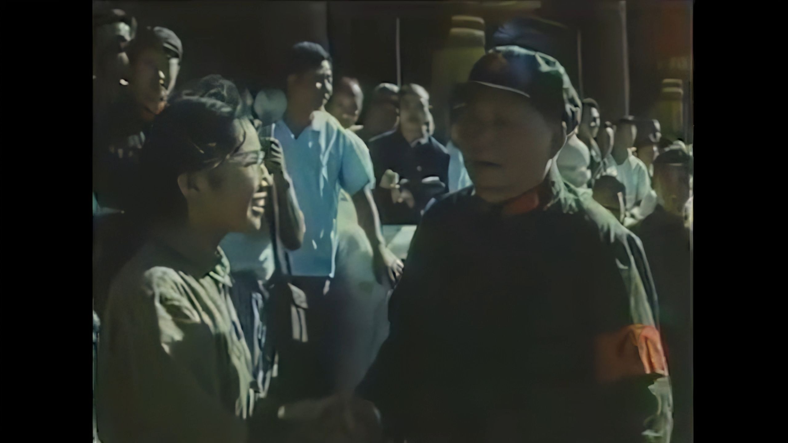 19 毛主席接见红卫兵 我给主席戴袖章