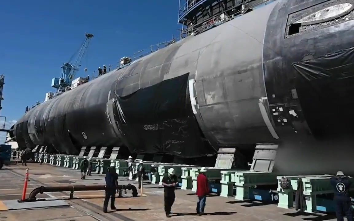 实拍美海军蒙大拿号攻击核潜艇(SSN-794)下水过程
