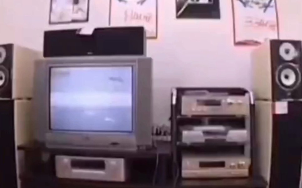 2000年家电商场，那个时候特别流行VCD 大头电视机和音响