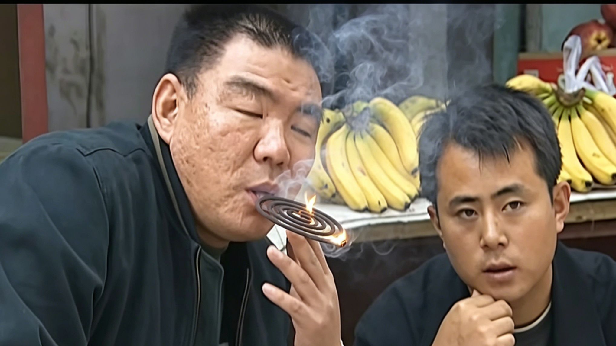 蚊子很多，瓜摊老板抽蚊香