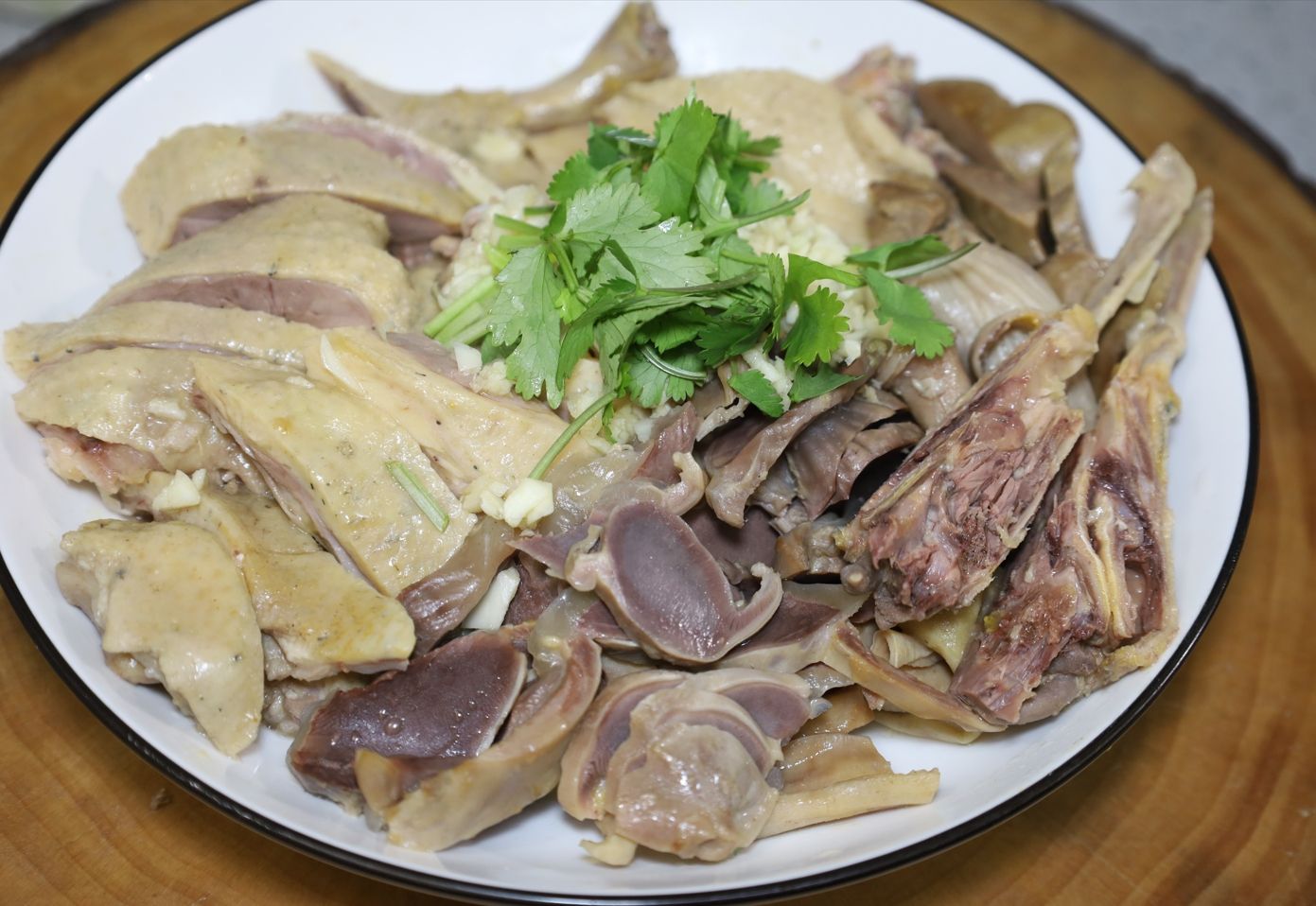 【当和】咸水鸭的做法，鸭肉细嫩清香，入肉咸香美味 - 哔哩哔哩