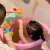 给小孩洗澡让姐姐和妈妈都“返老还童