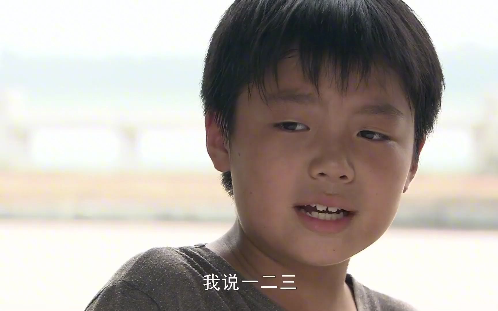 乡里彩虹城里雨:几个小孩为找妈妈,露宿街头,看的真心疼!